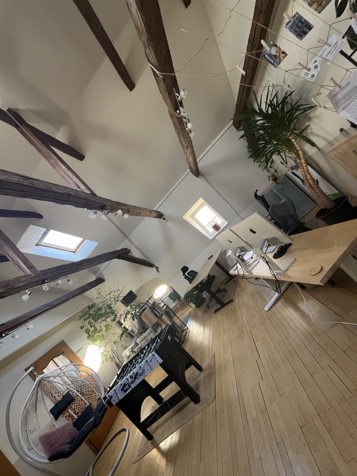 Coworkingový prostor s pracovními místy