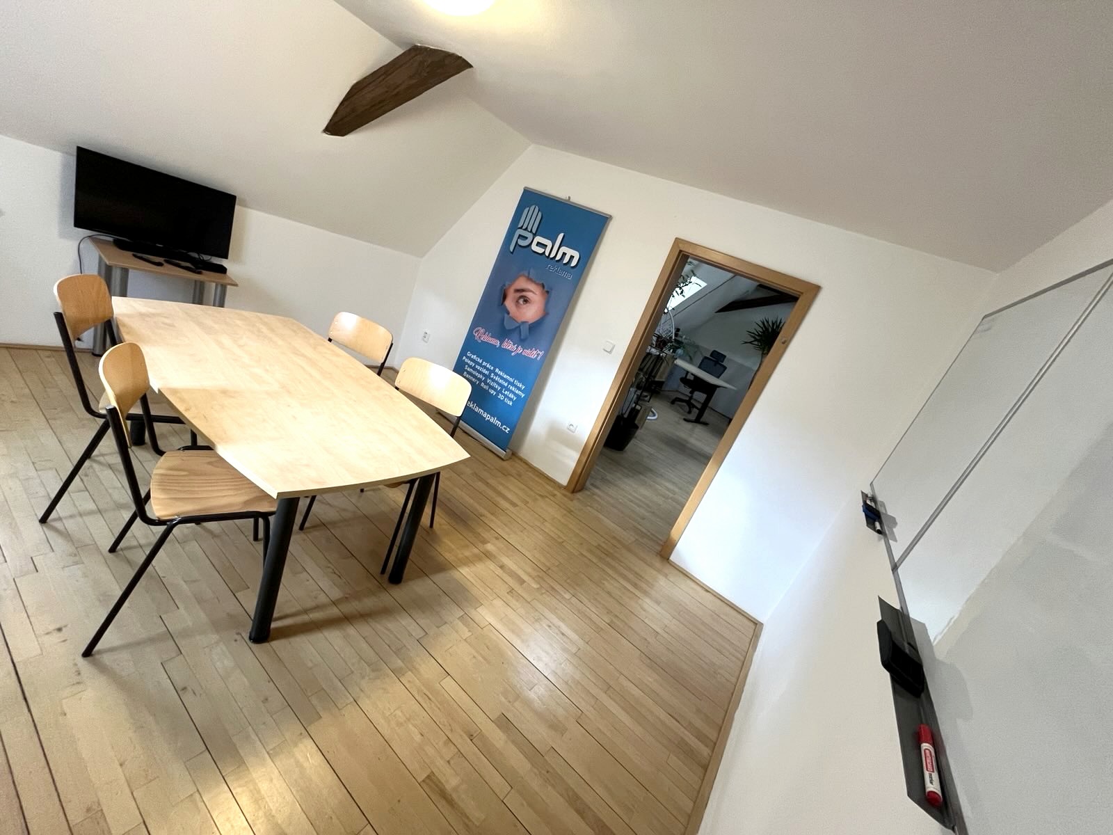 Zasedací místnost CityHUB Jihlava – stůl a vybavení